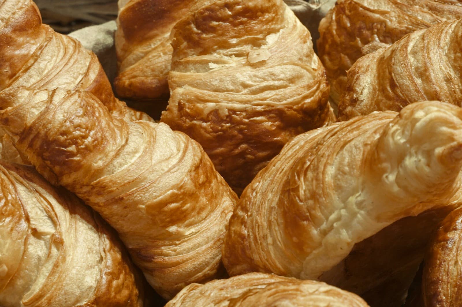 Des croissants dorés tout juste sortis du four