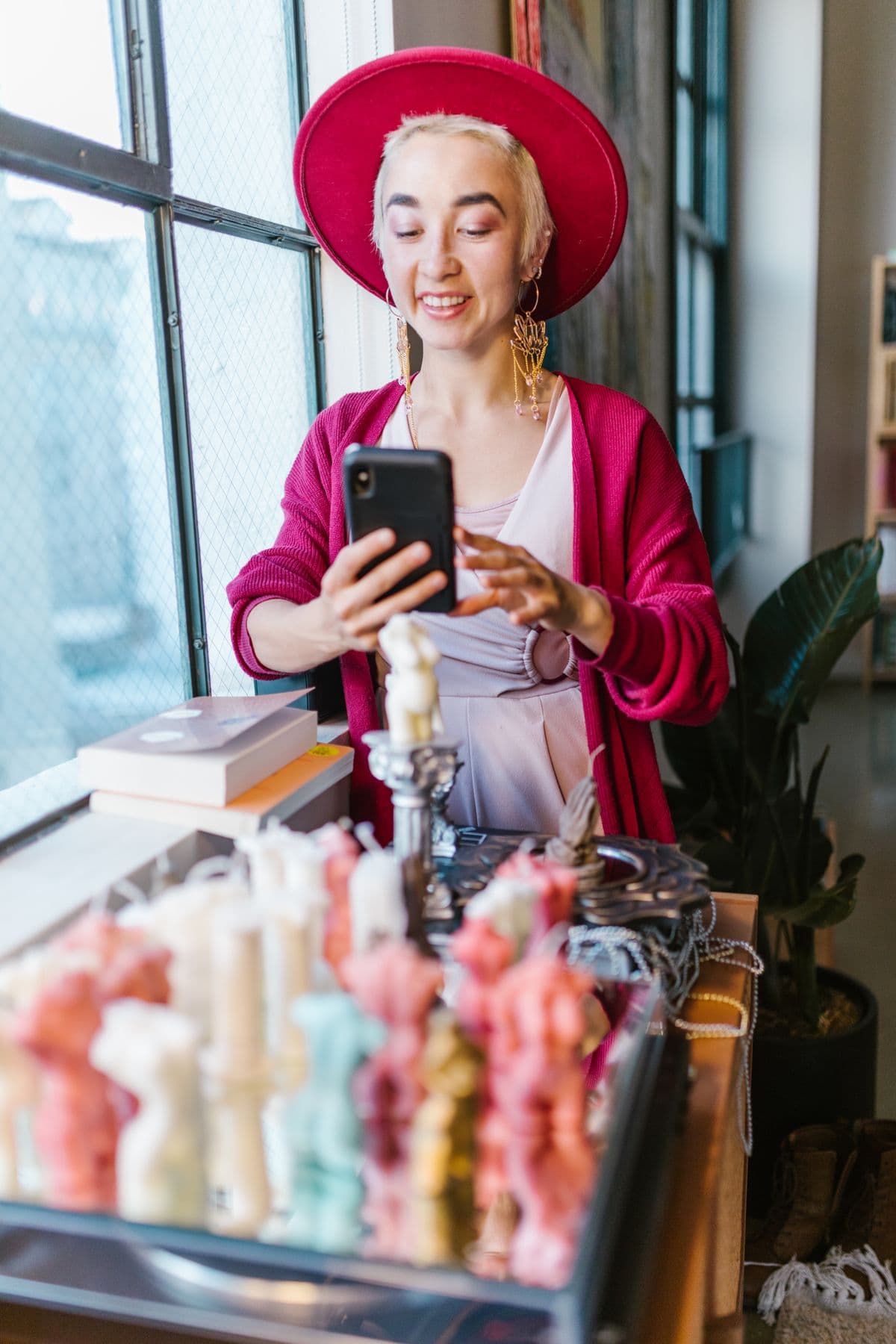 Une commerçante photographie ses produits avec son téléphone